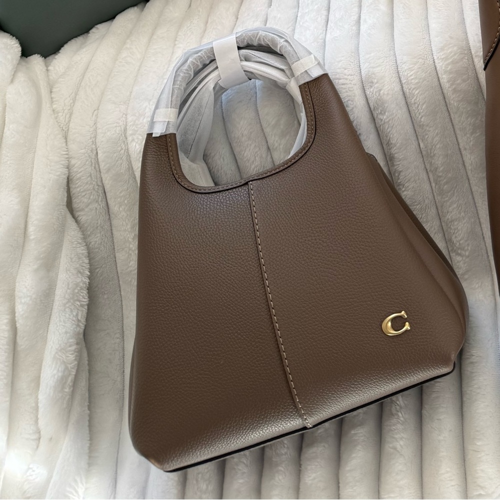 Coach Brown and Green Shoulder Bag with Elegant Design